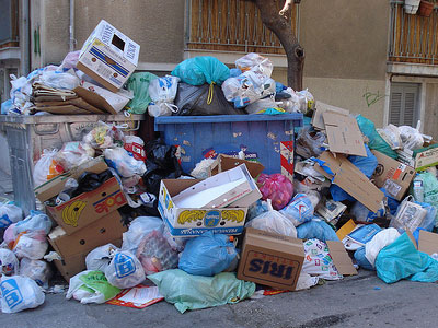 Πόλεμος για τα σκουπίδια με «όμηρο» την Αθήνα